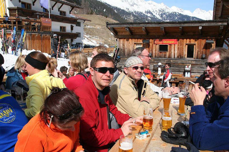 2008_StAnton_00_028.jpg - P�schie, Michael und Rosi beim Trinksport